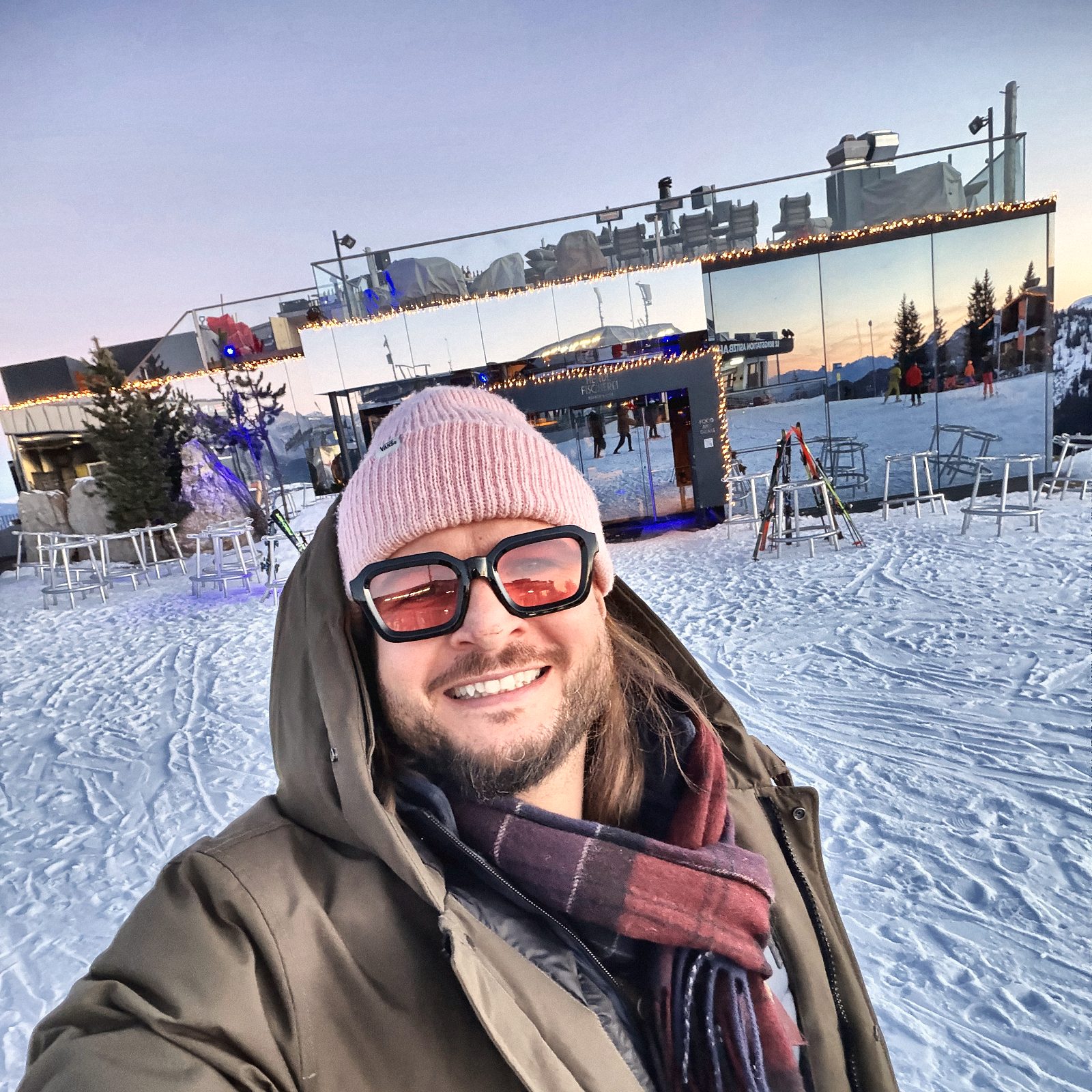 Guddy Gutierrez im Schnee vor dem Mountain Club