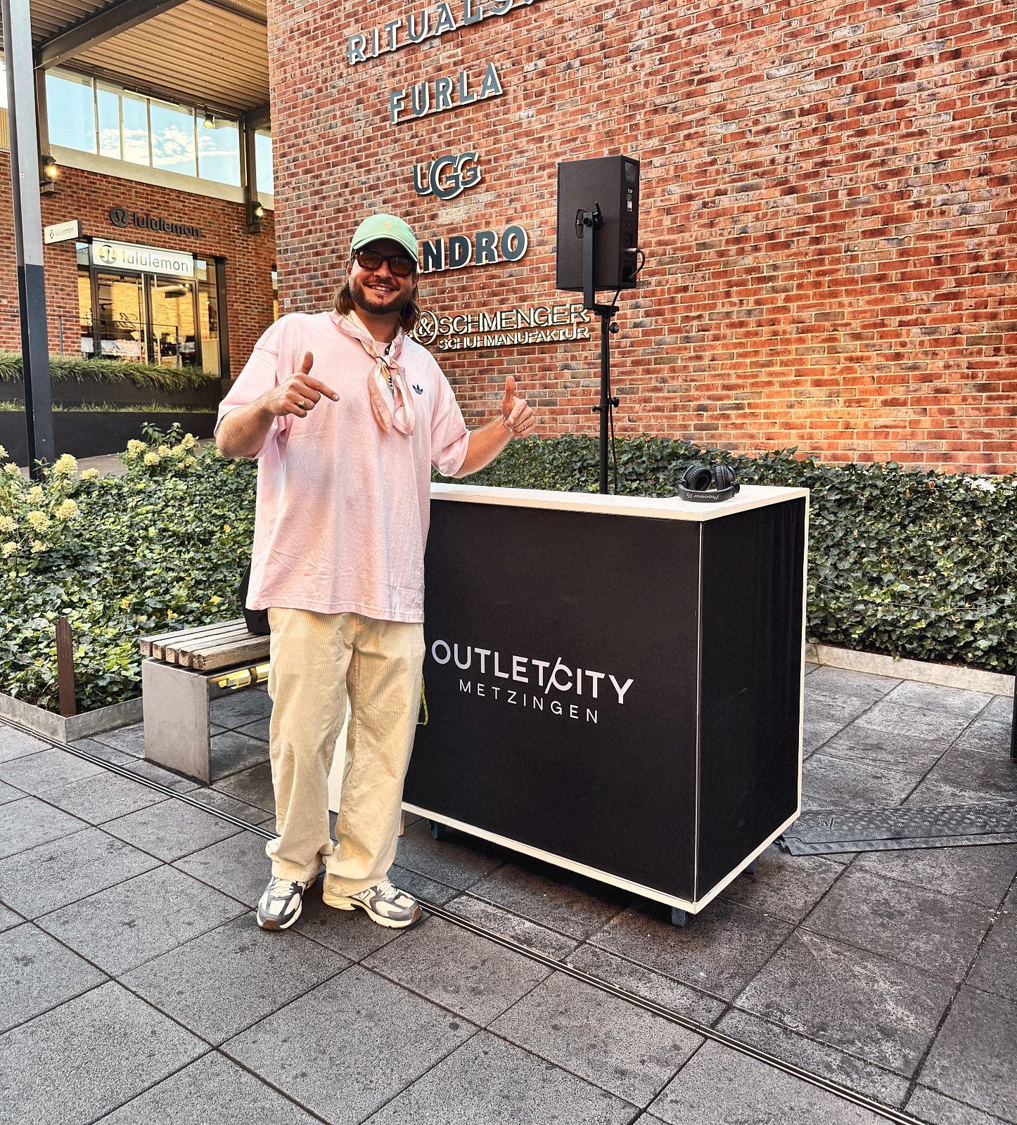 Guddy Gutierrez neben dem DJ-Pult der Outlet City Metzingen