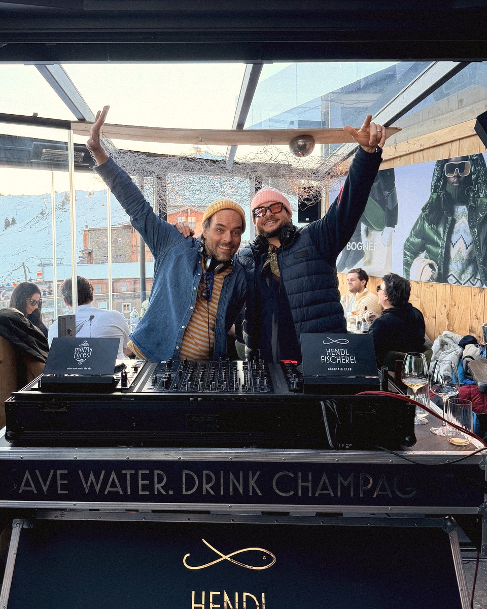 Guddy Gutierrez im Duo am DJ-Pult auf einer Bergterrasse